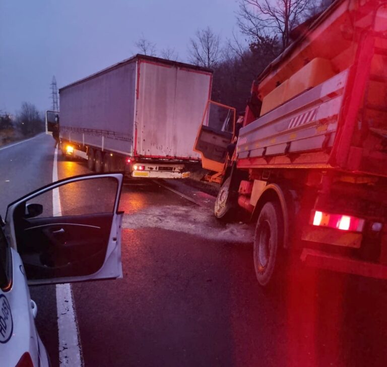POLEI pe drumurile din județ! O sărăriță s-a ciocnit cu un TIR