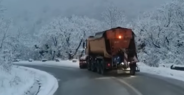 Polei pe șoselele din județ. Au fost scoase utilajele care împrăștie material antiderapant