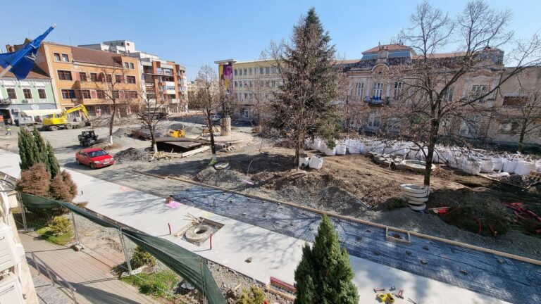 Începe reabilitarea trotuarelor din Centrul Vechi al Devei