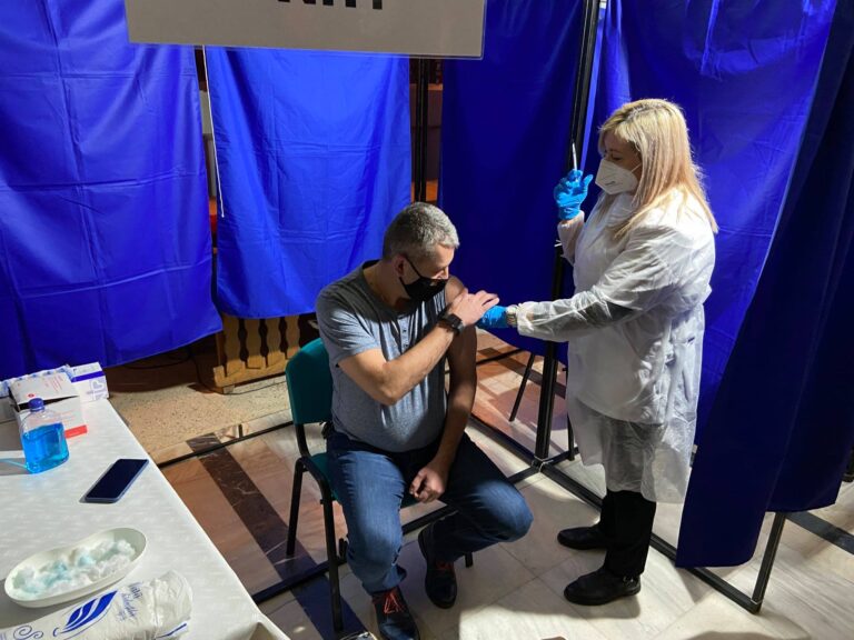 Centrele de vaccinare din Deva și Hunedoara își SUSPENDĂ activitatea