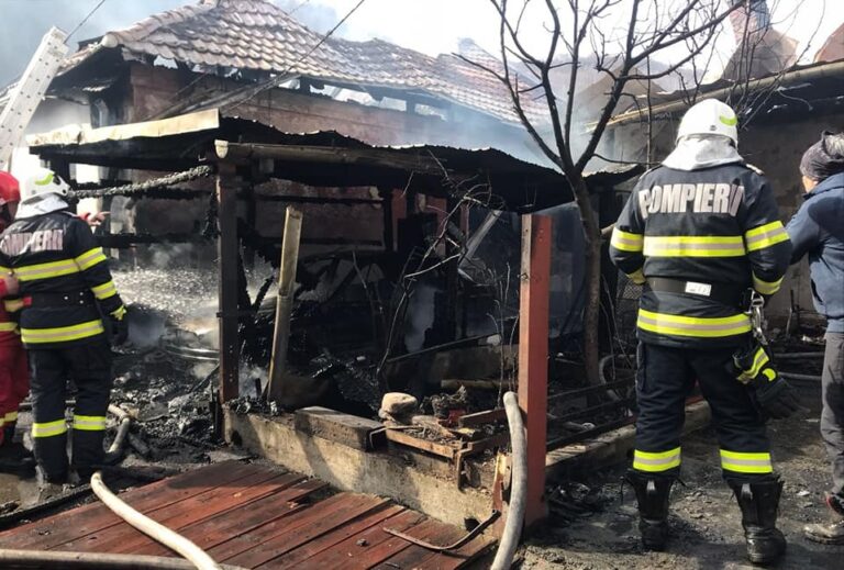 Doi pompieri, aflați în timpul liber, au sărit primii la stingerea unui incendiu
