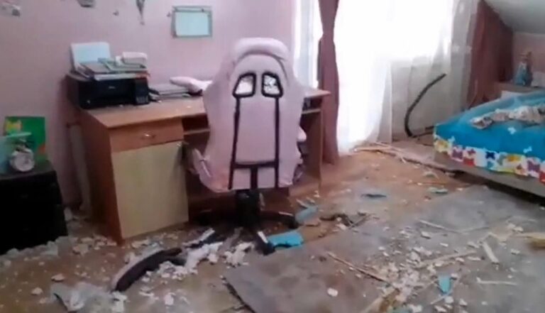Un obiect căzut din cer s-a prăbuşit peste o casă din Hunedoara