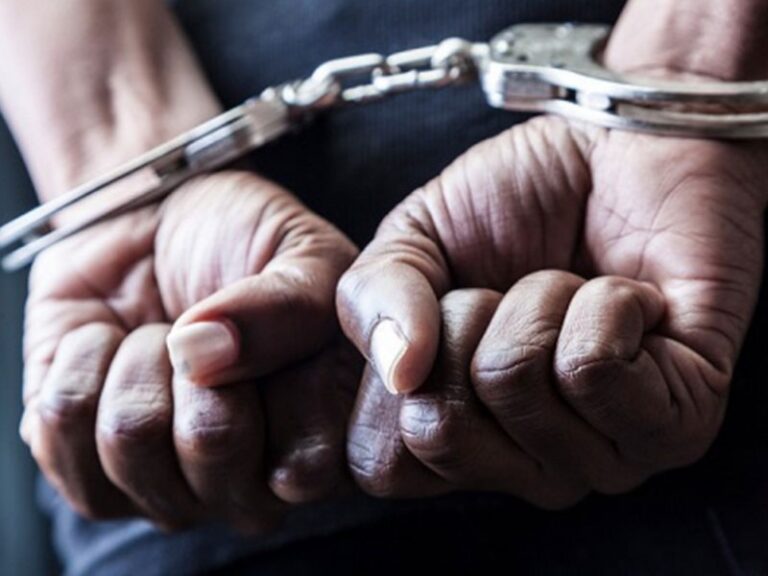 Violenţă extremă în satul Alun: şi-a stropit fiul cu benzină, i-a dat foc şi l-a lovit cu parul
