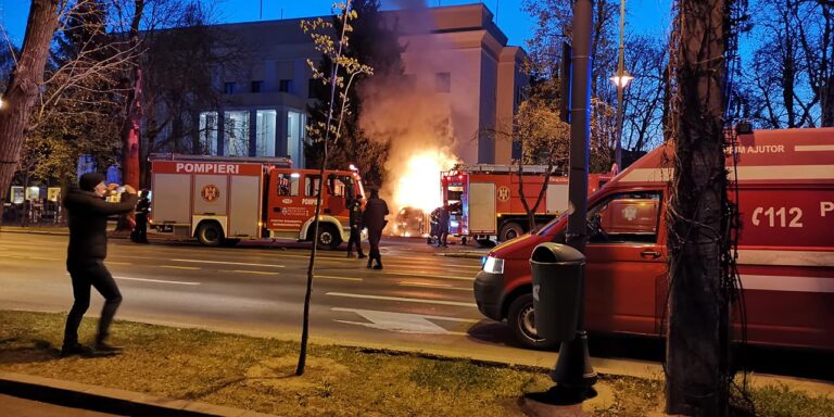 Un autoturism în flăcări a lovit gardul Ambasadei Rusiei. Șoferul a murit