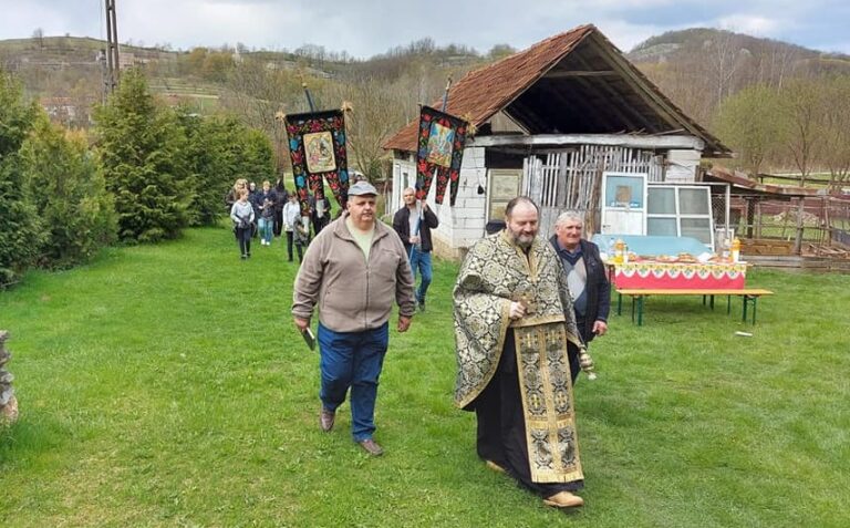 Vechi tradiţii hunedorene: Punerea Paştilor în biserică la Crăciuneşti