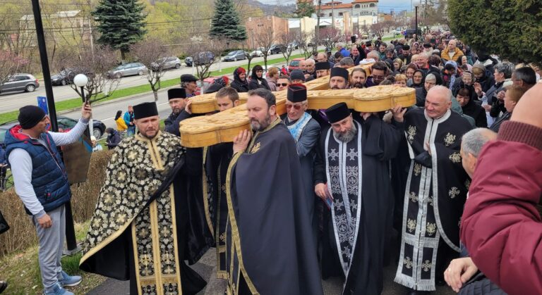 Mulţime de oameni la DRUMUL CRUCII din Valea Jiului