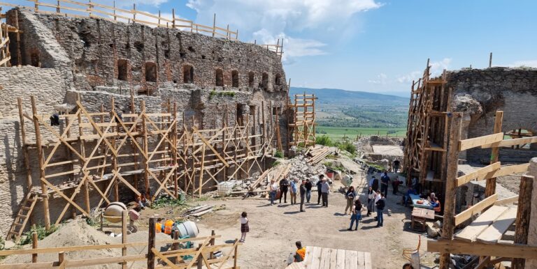Cum arată astăzi Cetatea Devei – fotografii din ZONA INTERZISĂ PUBLICULUI