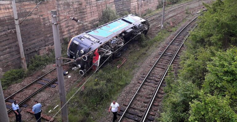 Locomotivă DERAIATĂ între Băniţa şi Merişor, judeţul Hunedoara. Mecanicul a fost rănit