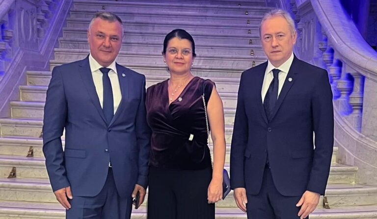 MONDEN: Vetuța Stănescu, apariție elegantă la serata muzicală aniversară a PNL