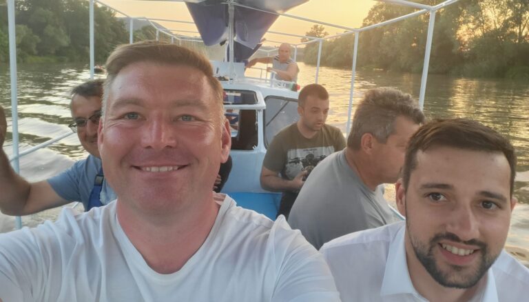 Mihai Irimie, un primar fericit: VAPORAȘUL din Șoimuș a fost lansat la apă (GALERIE FOTO)
