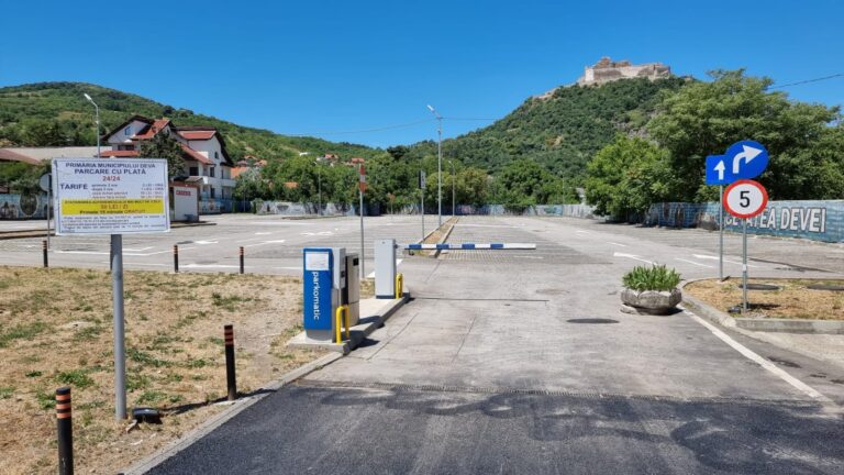 Parcarea publică cu plată din Centrul Istoric al Devei a fost redeschisă. Care sunt tarifele