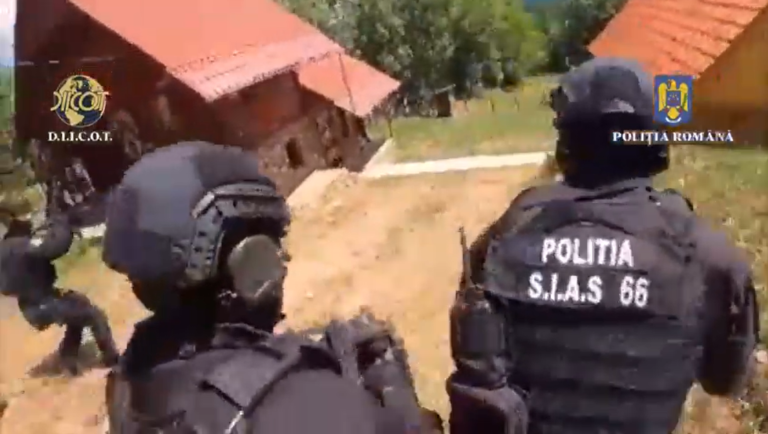 VIDEO: Acțiune spectaculoasă a polițiștilor ANTIDROG. Primul laborator de extragere secundară a COCAINEI, descoperit în România.