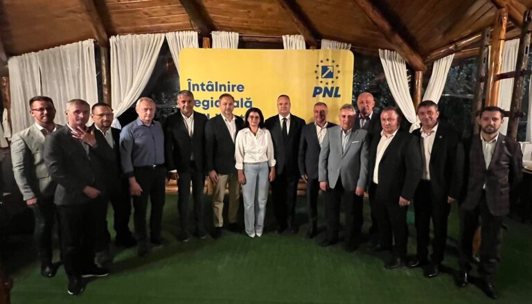 Premierul Nicolae Ciucă a făcut o vizită politică în județul Hunedoara. Imagini de la întâlnirea discretă a liberalilor