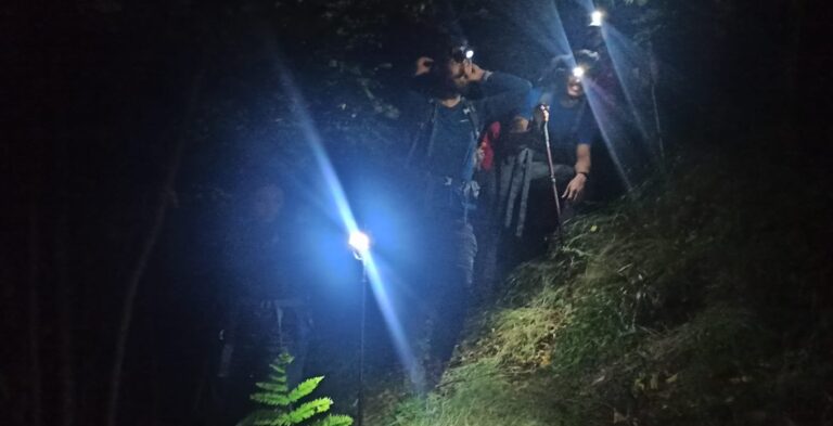 Turiști rătăciți noaptea în Retezat. Salvamontiștii hunedoreni continuă căutările. UPDATE: un turist de 58 de ani a fost găsit decedat