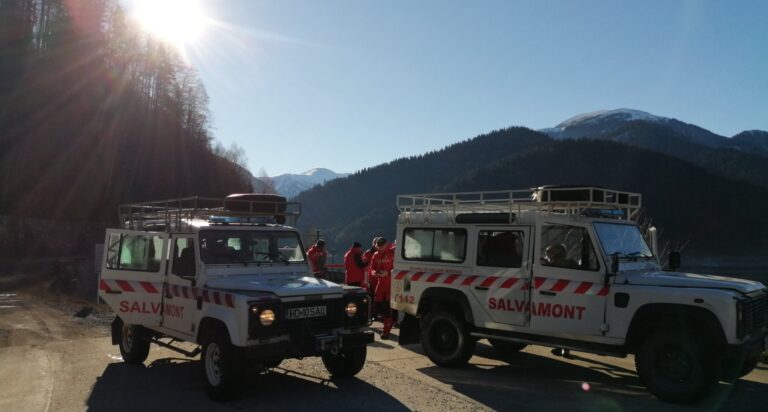 Acţiune de salvare în Munţii Orăştiei. Salvamontiştii au cerut sprijinul unui elicopter