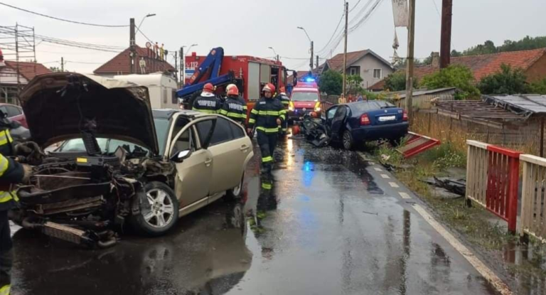 Un tânăr de 18 ani, care mai avea în maşină trei fete tinere, a produs un accident la Sântuhalm