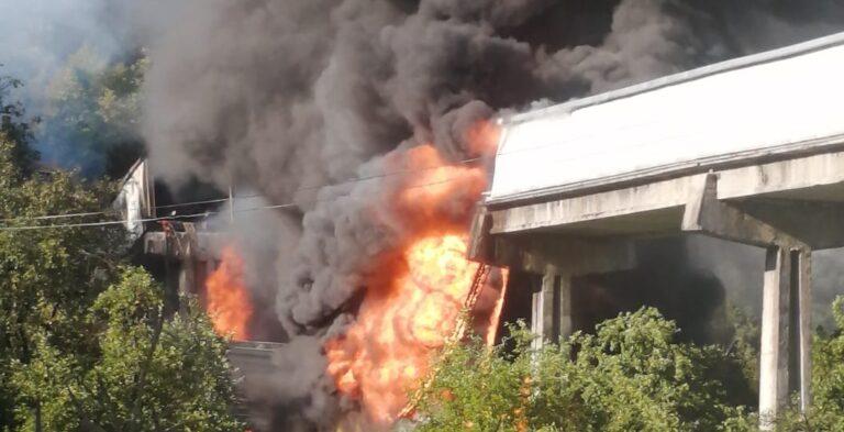 INCENDIU la banda transportoare a fabricii de ciment de la Chişcădaga