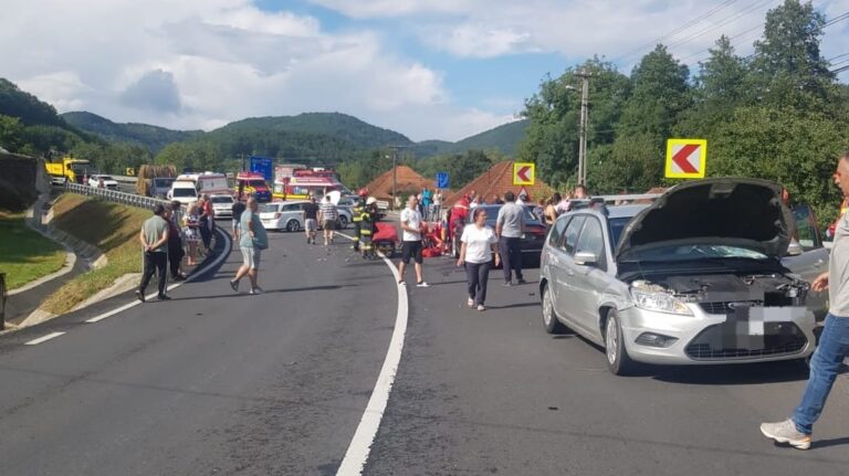 ACCIDENT pe DN 76 Deva-Brad, la Vălișoara, PATRU autoturisme implicate – VIDEO