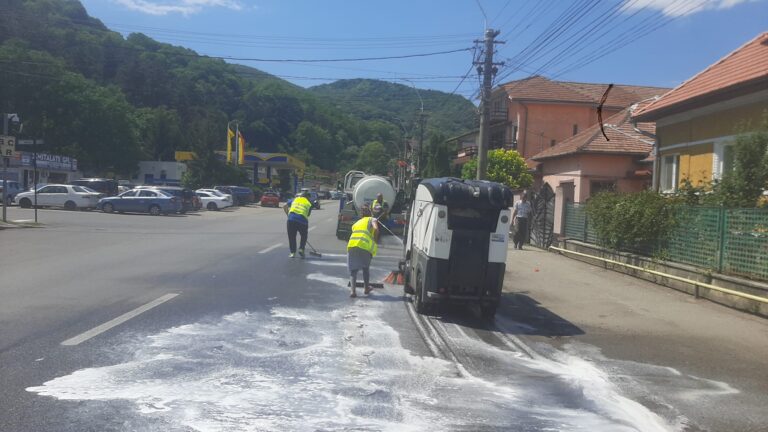 Primăria Deva spală tot orașul cu detergent, după ce mașinile de gunoi ale BRAI-CATA au lăsat în urmă mizerie și mirosuri insuportabile