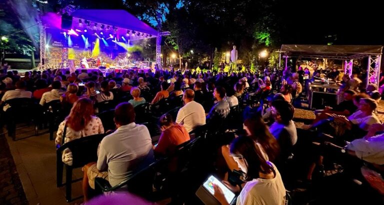 DEVA JAZZ FEST 2022, ultima seară. Vezi programul complet al evenimentelor de DUMINICĂ din Parcul Cetate