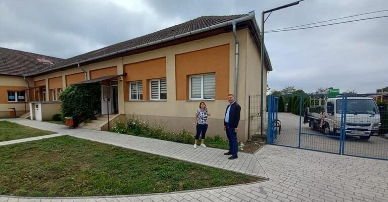 ŞOIMUŞ: Toţi elevii primesc tablete, cu abonamente la internet plătite de Primărie