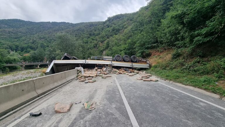 Cum a reușit să ajungă așa? Autotren cu ciment, răsturnat în Defileul Jiului