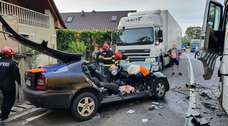 Accident cumplit în județul Bihor: doi tineri au murit după ce mașina lor a intrat într-un TIR