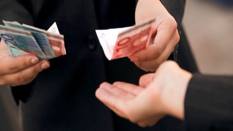 MITĂ la Serviciul de Evidența Persoanelor din Primăria Hunedoara, funcționară prinsă în flagrant