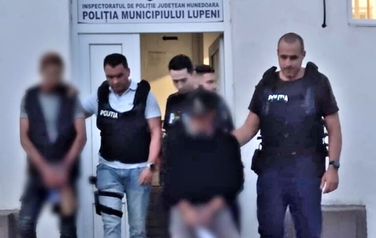 TÂLHĂRIE ca la Lupeni: Un bărbat a fost trântit la pământ și lovit cu picioarele pentru 10 lei