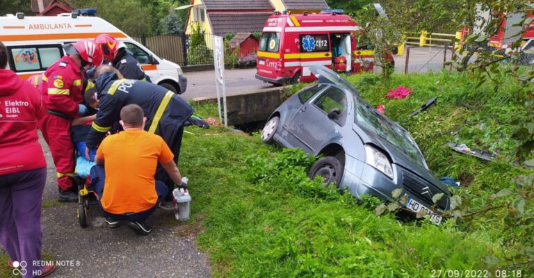 Accident rutier la Toplița, șoferița a rămas încarcerată