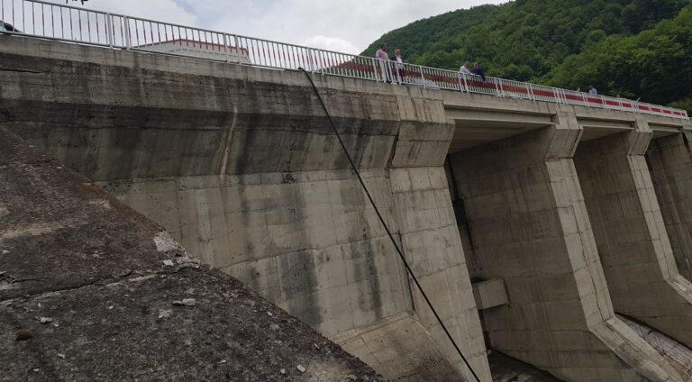 COD PORTOCALIU de viituri pe Crișul Alb, în zona barajului Mihăileni. Autoritățile au semnat un ”memorandum”, poate ajută