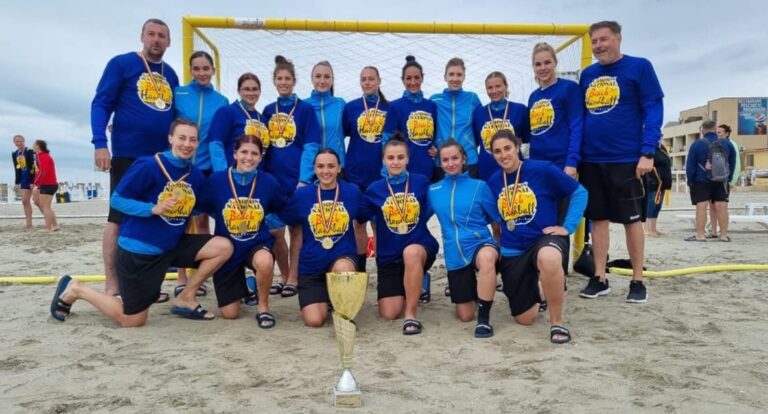 Handbalistele de la CSM Deva, CAMPIOANE la handbal pe plajă. Vor reprezenta România în Champions Cup