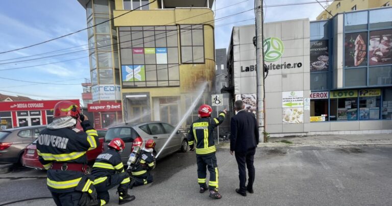 INCENDIU lângă Piaţa Centrală din Deva, o conductă de gaz a luat foc aproape de sediul pompierilor