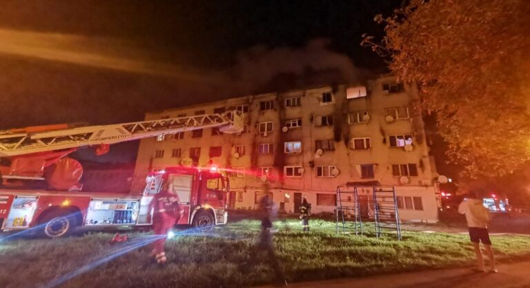 INCENDIU PUTERNIC la un bloc din Călan, în noaptea de sâmbătă spre duminică, 10 locatari evacuaţi
