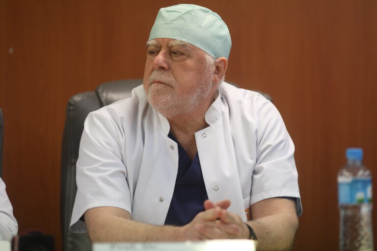 Chirurg celebru din Timișoara, prins în flagrant în timp ce lua mită