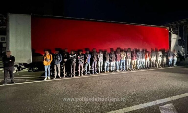 VIDEO: Două TIR-uri pline cu migranți, oprite de Poliție la frontiera cu Ungaria