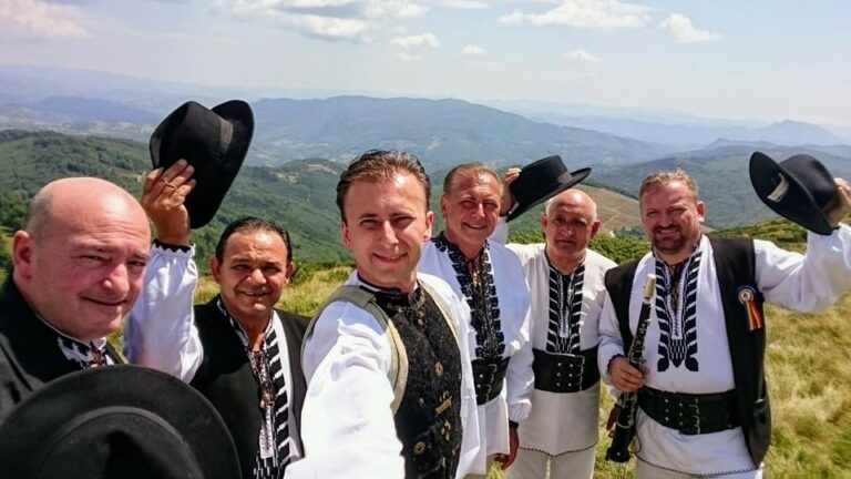 Nicolae Furdui-Iancu şi grupul ,,Crai Nou” din Alba Iulia vin duminică la SERBĂRILE CETĂŢII din Deva. Vezi programul complet