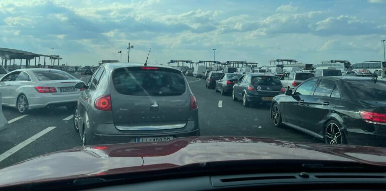 AGLOMERAŢIE în Vama Nădlac: timp de aşteptare de peste o oră la intrarea şi la ieşirea din România