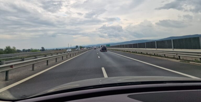 Ploile au săpat gropi în autostradă: Trafic restricţionat pe A1 Deva – Sibiu, mai multe maşini avariate