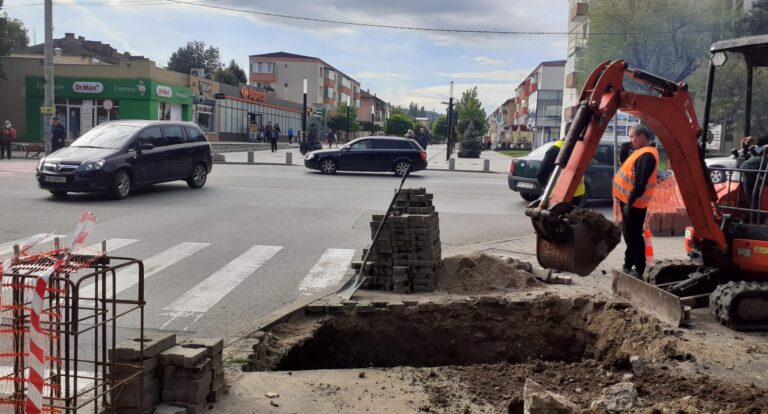 Municipiul Hunedoara va avea semafoare inteligente, cu tehnologie LED. Lucrările au început