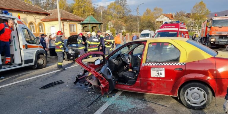 ACCIDENT MORTAL chiar în fața Primăriei Bănița: Coliziune frontală între două autoturisme, o femeie a decedat