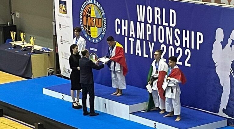 Elevul David Nistor, din satul Vaidei, comuna Romos, CAMPION MONDIAL la Karate kata, în Italia