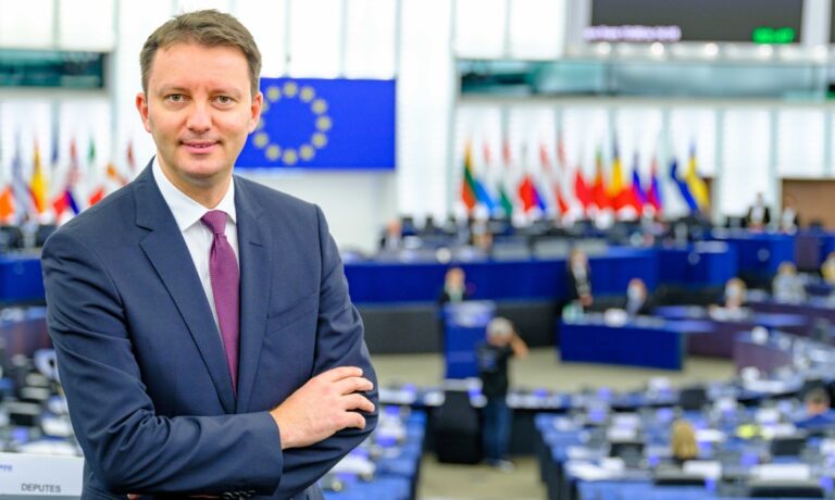 Vești foarte bune de la Strasbourg: Parlamentul European a votat pentru încărcătorul unic de telefon