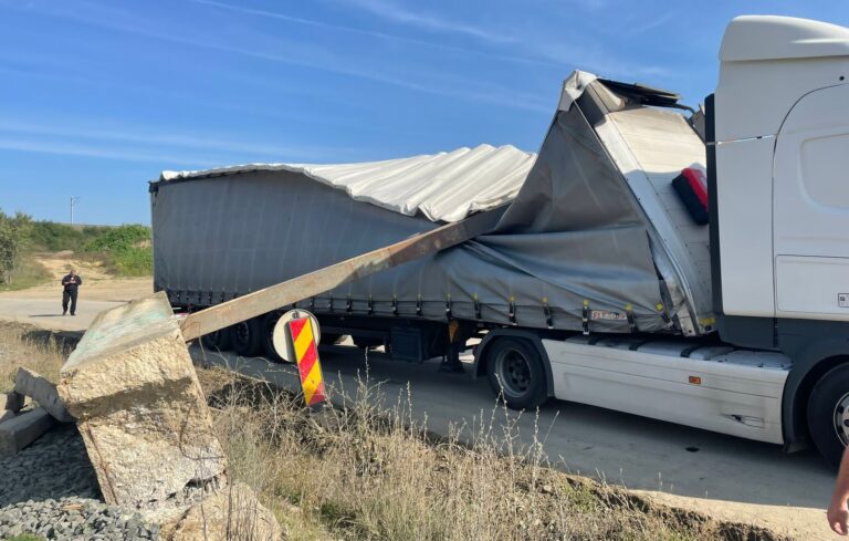 Un șofer de TIR a izbit limitatorul de înălțime, în zona podului CFR Săulești, lângă Simeria