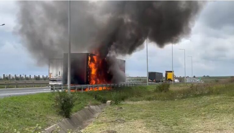 Un TIR care transporta făină de la Deva la Arad a luat foc pe autostrada A1. Trafic restricţionat