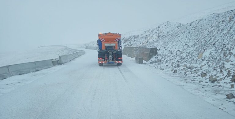 IARNĂ în toată regula pe Transalpina. Drumarii au închis un tronson de șosea