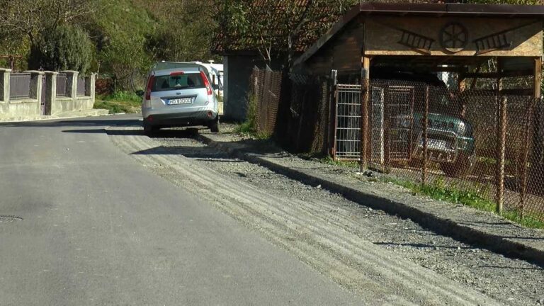 SENZAŢIONAL: O firmă a asfaltat dar nu a fost plătită, aşa că a raşchetat strada şi şi-a luat asfaltul înapoi