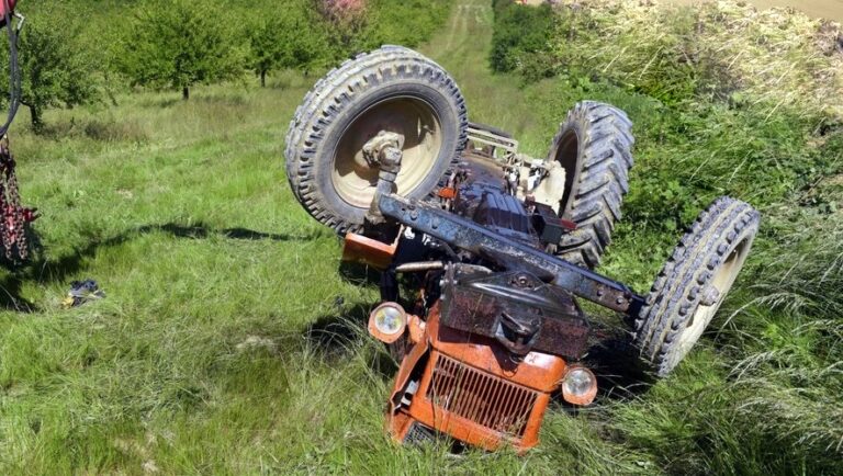 A făcut o MANEVRĂ PERICULOASĂ și a murit STRIVIT DE TRACTOR
