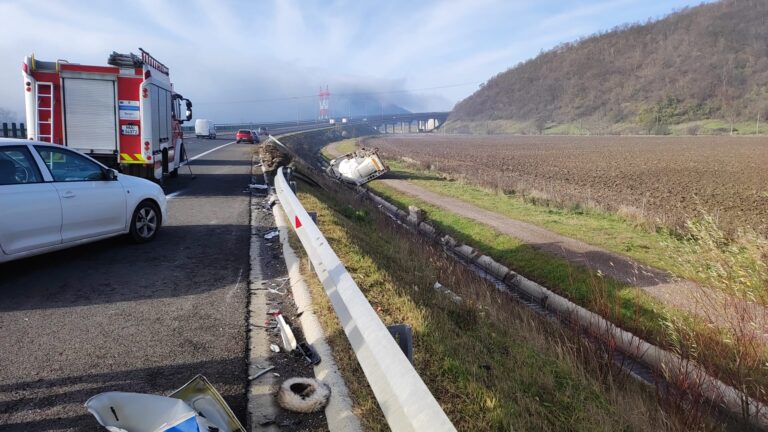 ACCIDENT: O autocisternă a izbit autoturismul echipajului de pază al autostrăzii A1 şi s-a dat peste cap, la Veţel