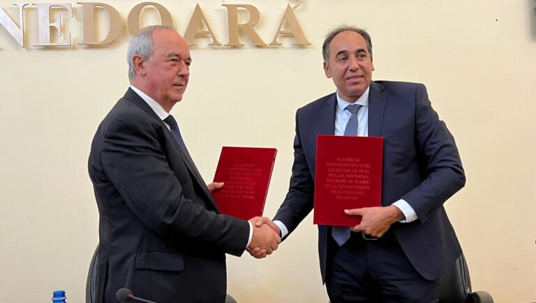 Hunedorenii au bătut palma cu berberii. Acord de cooperare între județul Hunedoara și o regiune din Maroc